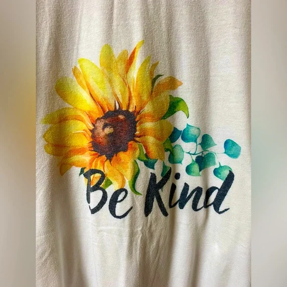 3-piece Set - Capri leggings, Graphic T-shirt, and matching hair scrunchie - Picture 4 of 13